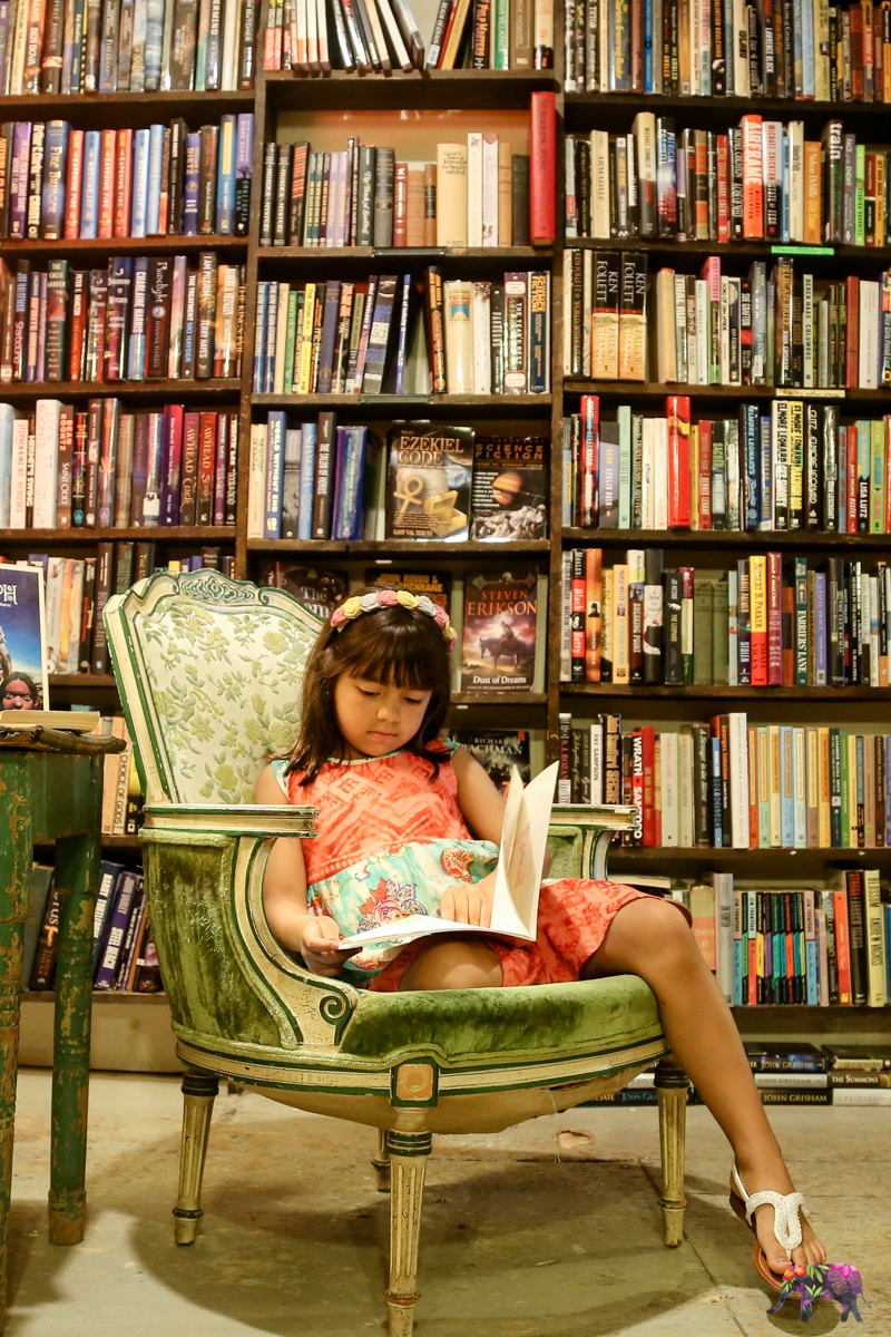 Nila leyendo, libreria, libro usado