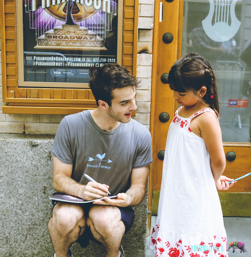 Ryan Vona firmando un autógrafo