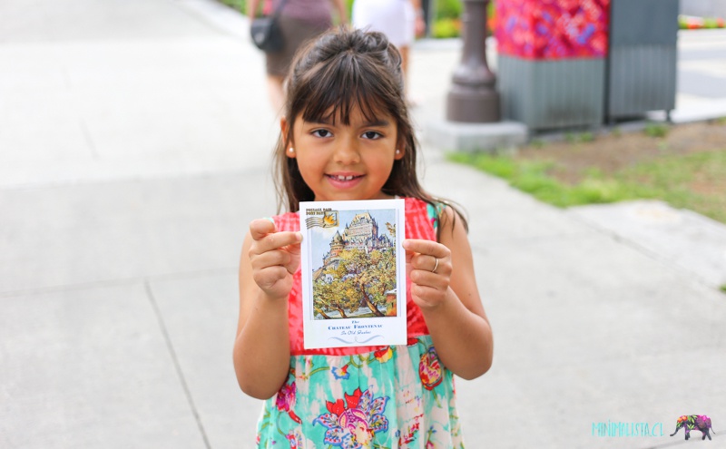 Niña enviando una postal